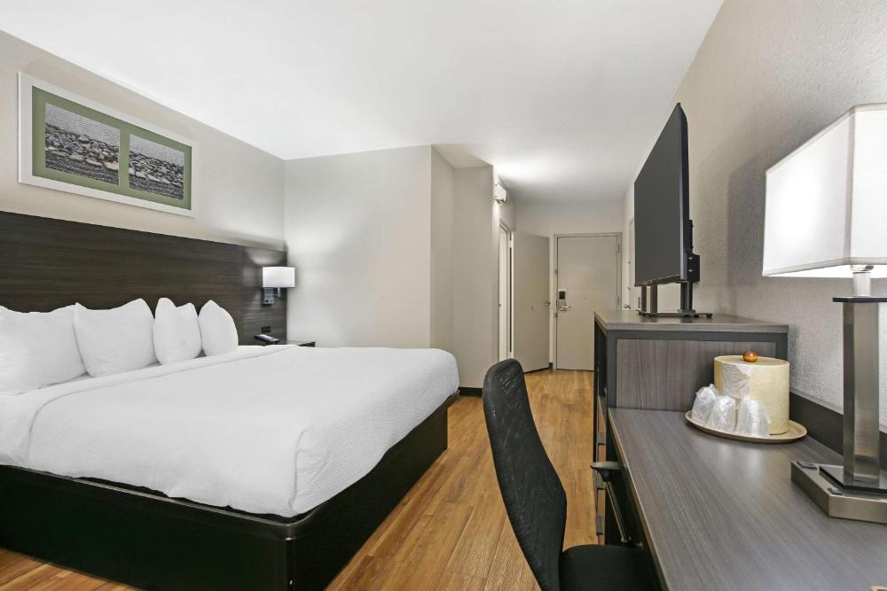 King Room with Bath Tub - Disability Access/Non-Smoking  interior