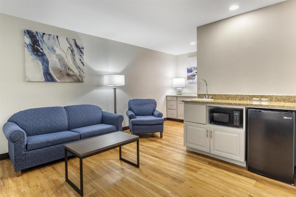 Queen Suite with Two Queen Beds, Sofa Bed, Living Room and Wet Bar - Non-Smoking interior